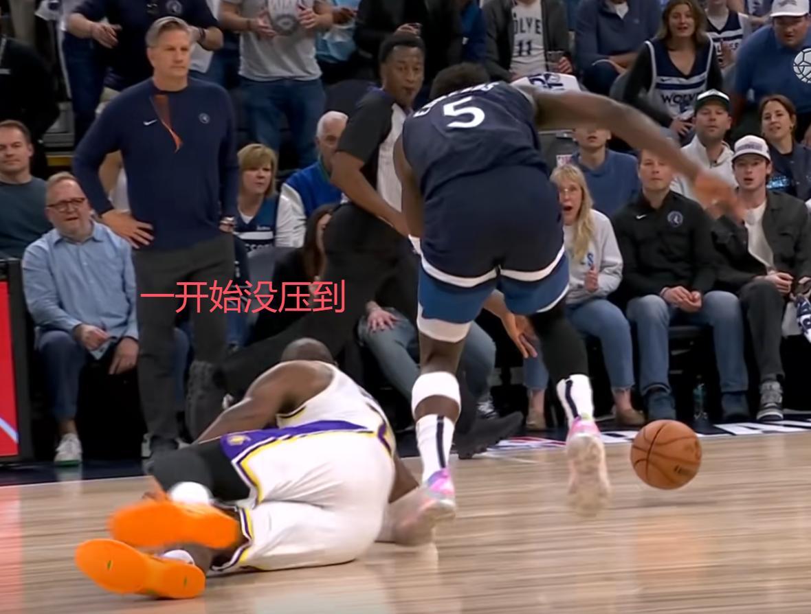 詹姆斯赛事官方发布比分优势明显新规，巴塞罗那争议不断！的简单介绍