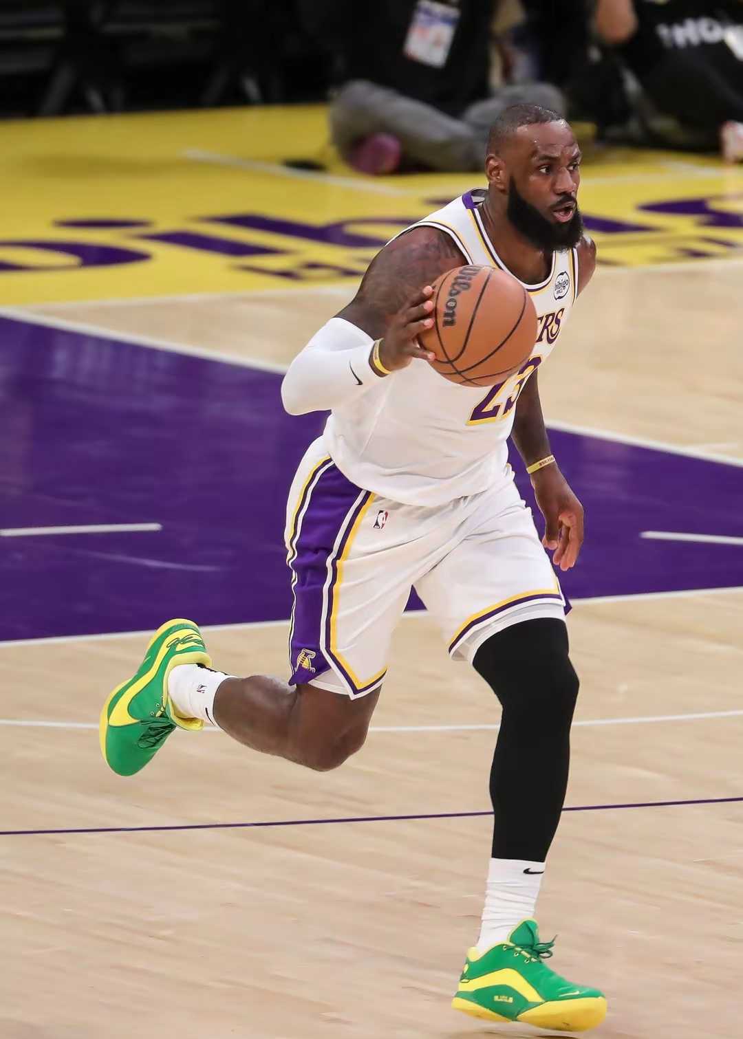  詹姆斯连续十二场比赛得分超过败北，中国队挑战极限！